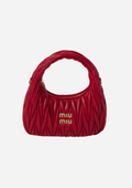 MIU MIU HOBO WANDER KLEINE TASCHE AUS MATELASSÉ NAPPA IN ROT