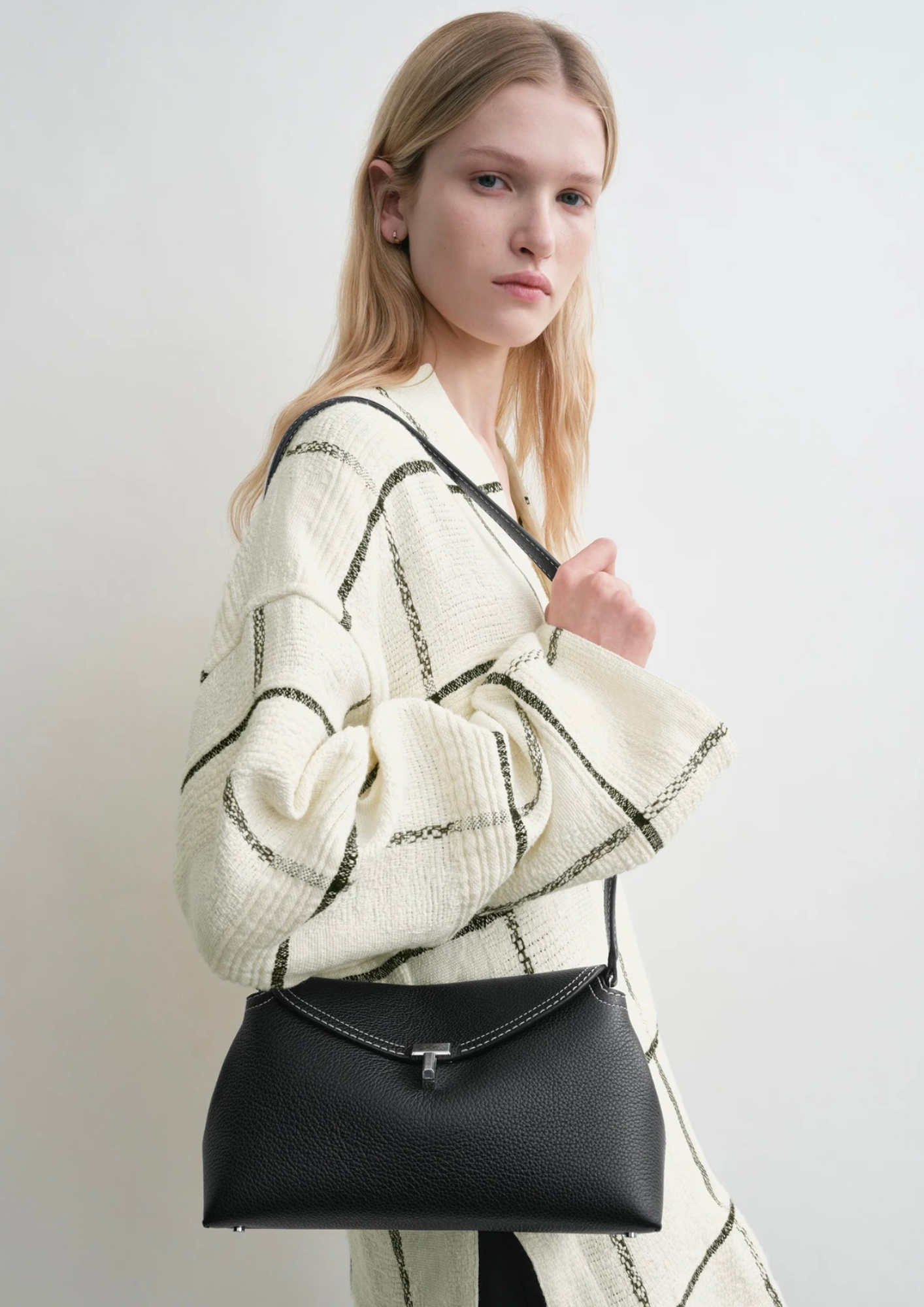 TOTEME CLUTCH T-LOCK NERO BATTUTO