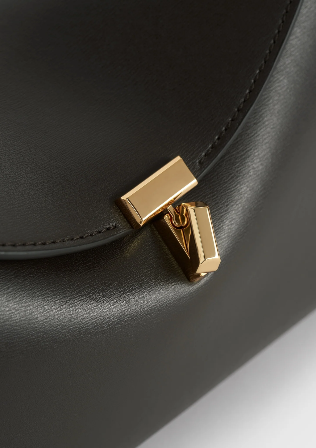 Dettaglio della chiusura di Toteme T-Lock Clutch Bark in Pelle Palmellato