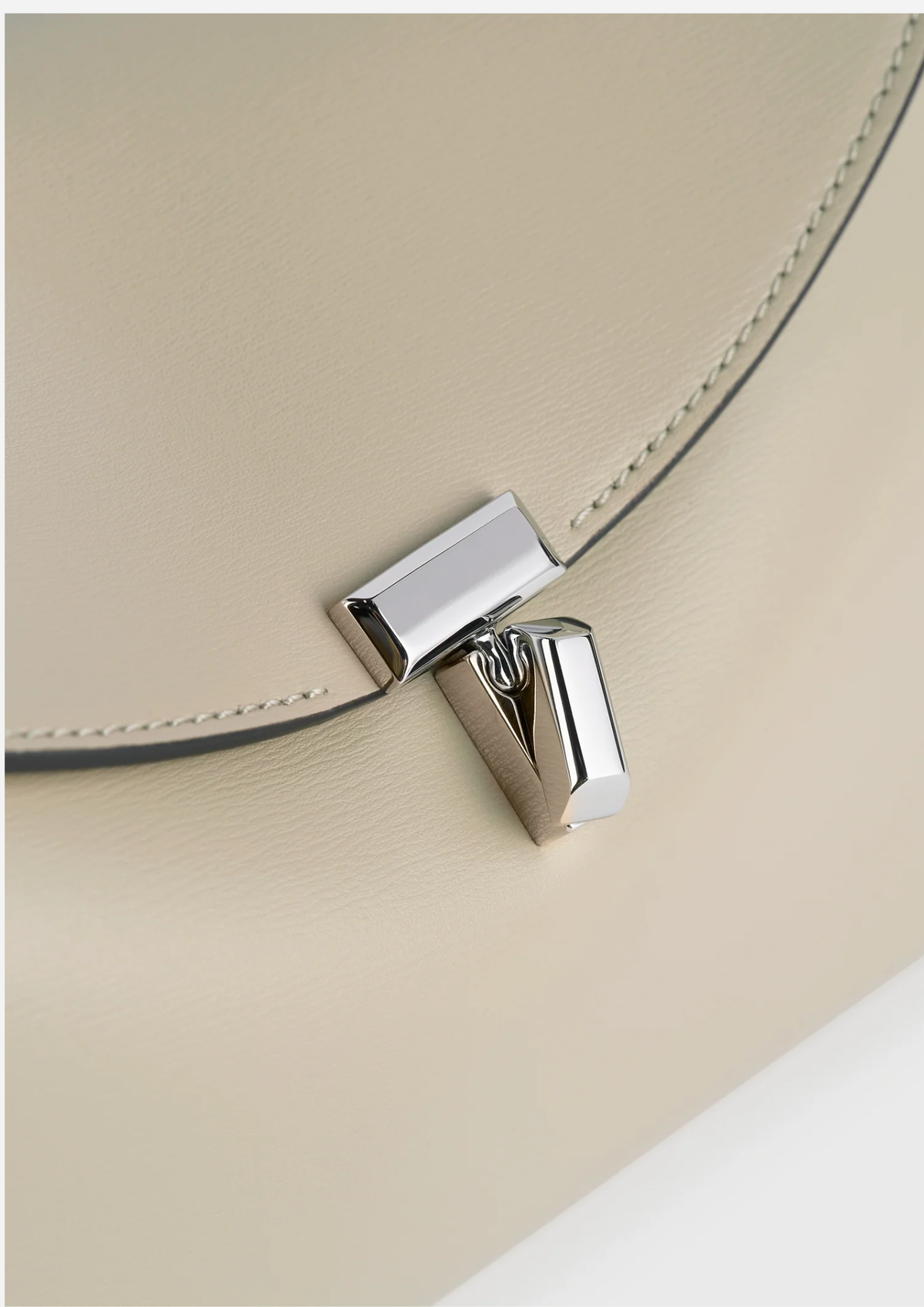Dettaglio della chiusura di Toteme T-Lock Clutch Fawn in Pelle Palmellato