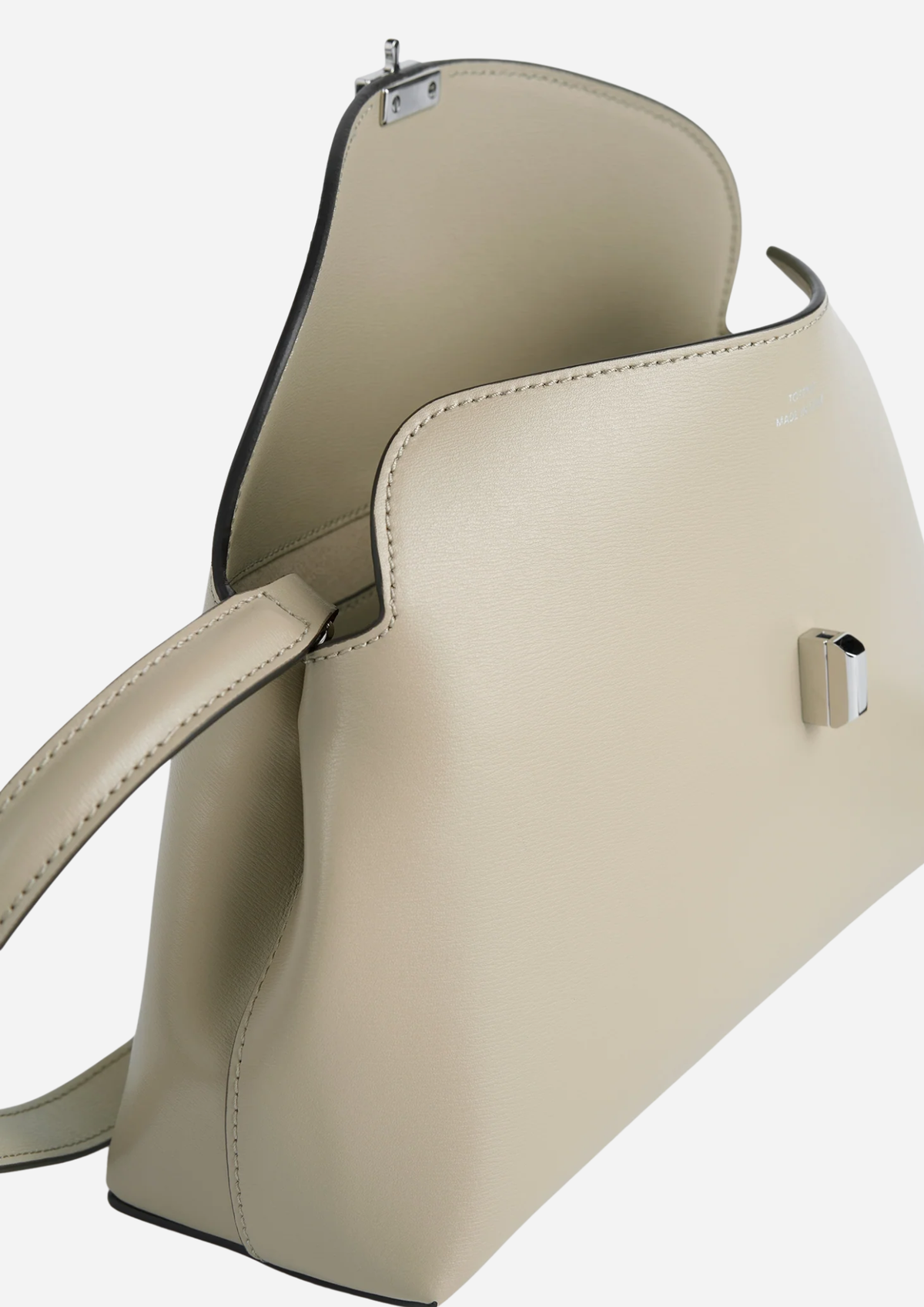 Toteme T-Lock Clutch Fawn in Pelle Palmellato aperta, dettaglio dell'interno